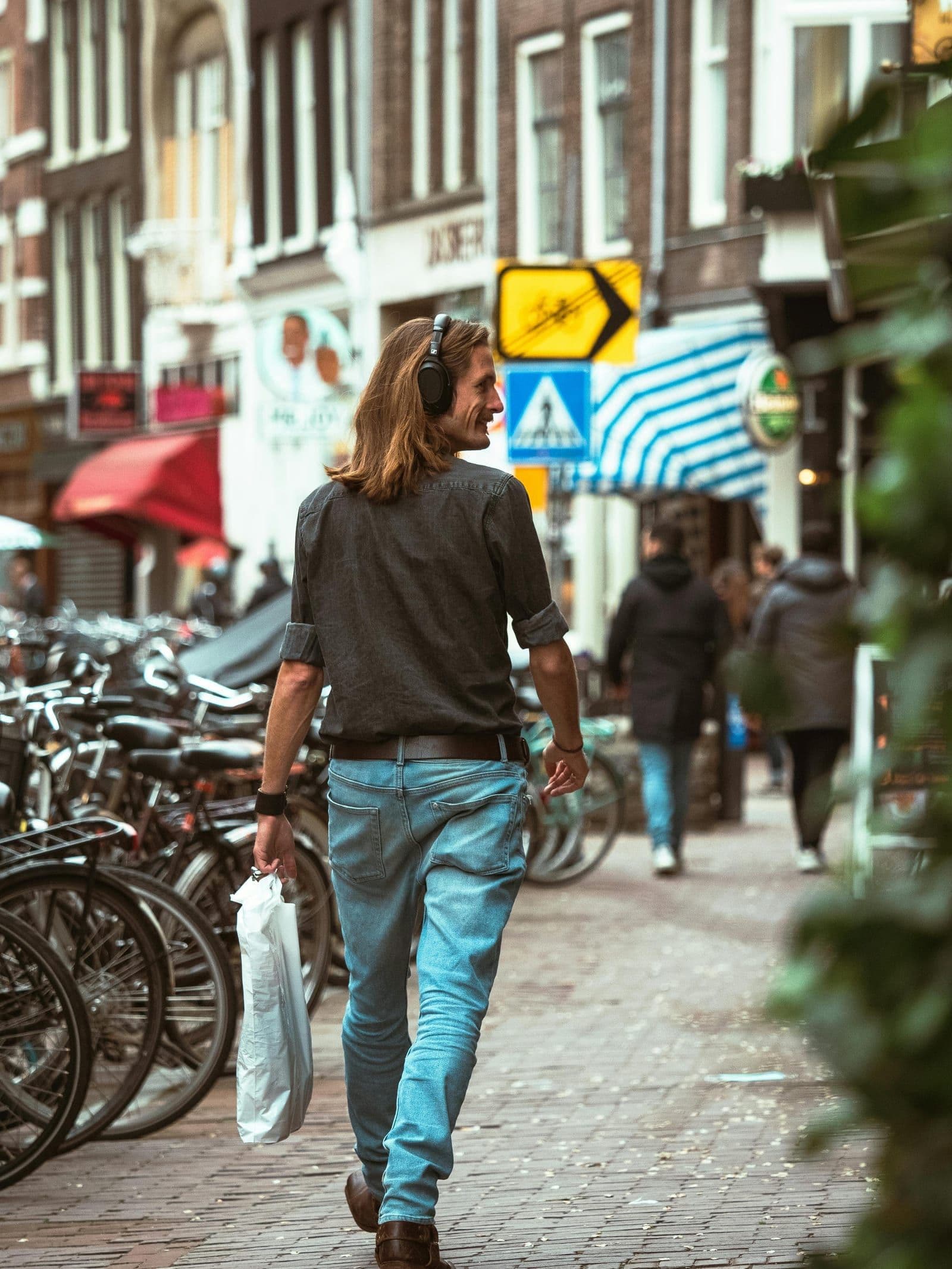 Vrouw luistert naar podcast met oortjes