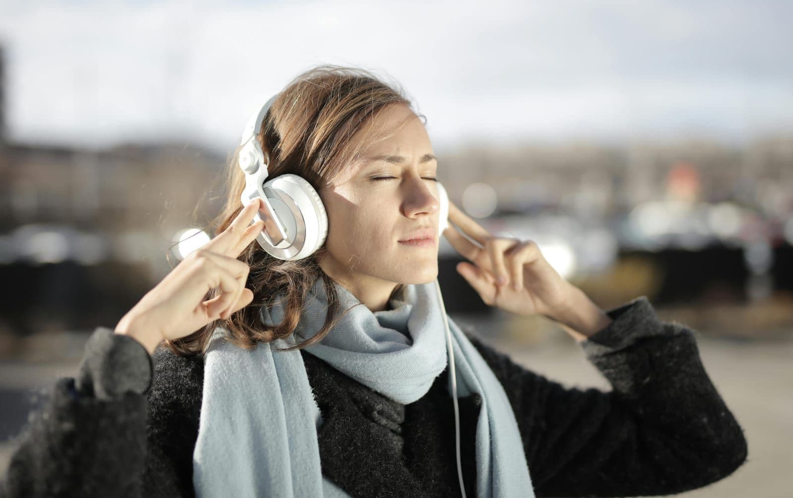 Vrouw met koptelefoon luistert naar muziek