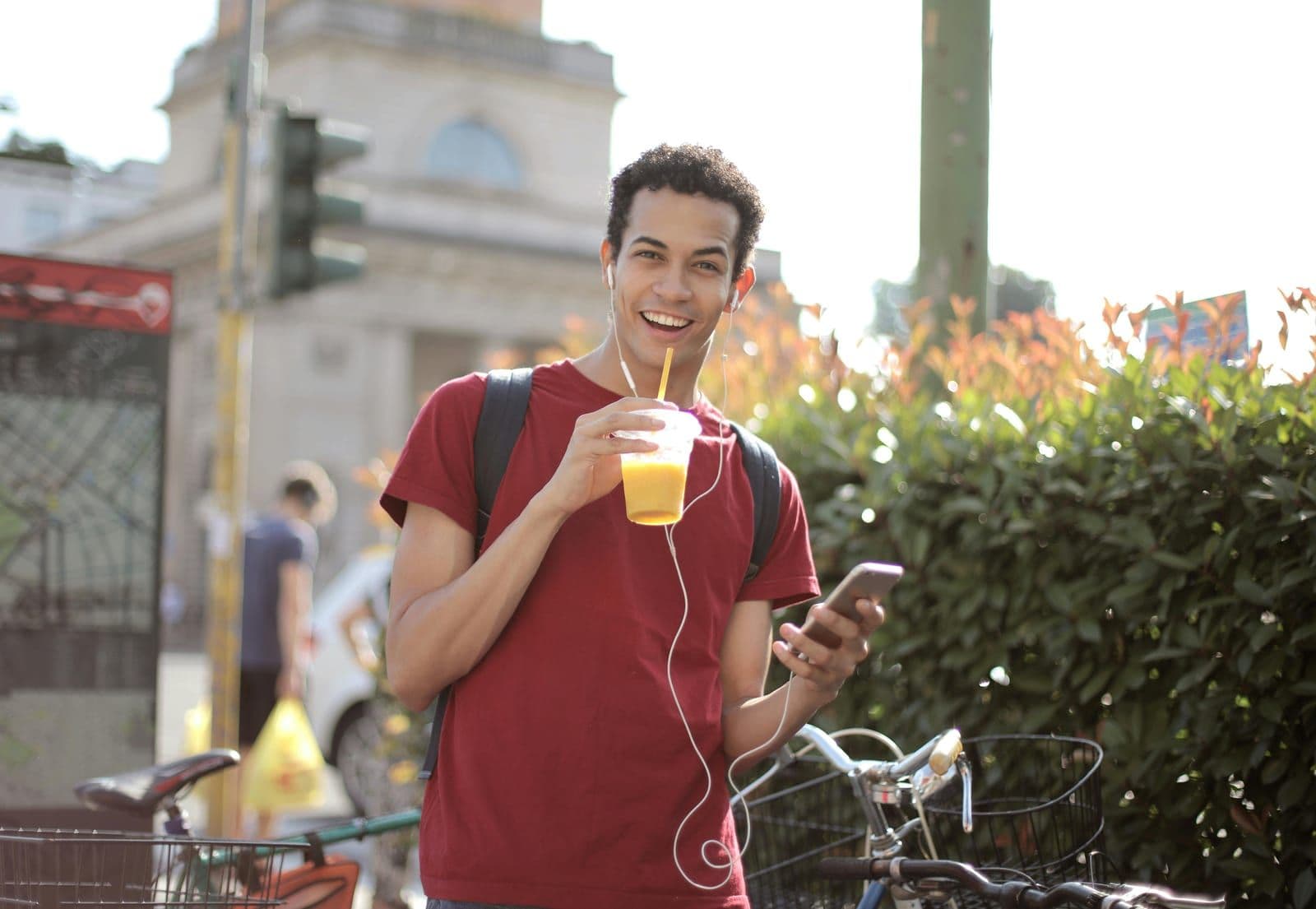 Man met koptelefoon luistert naar muziek op zijn telefoon
