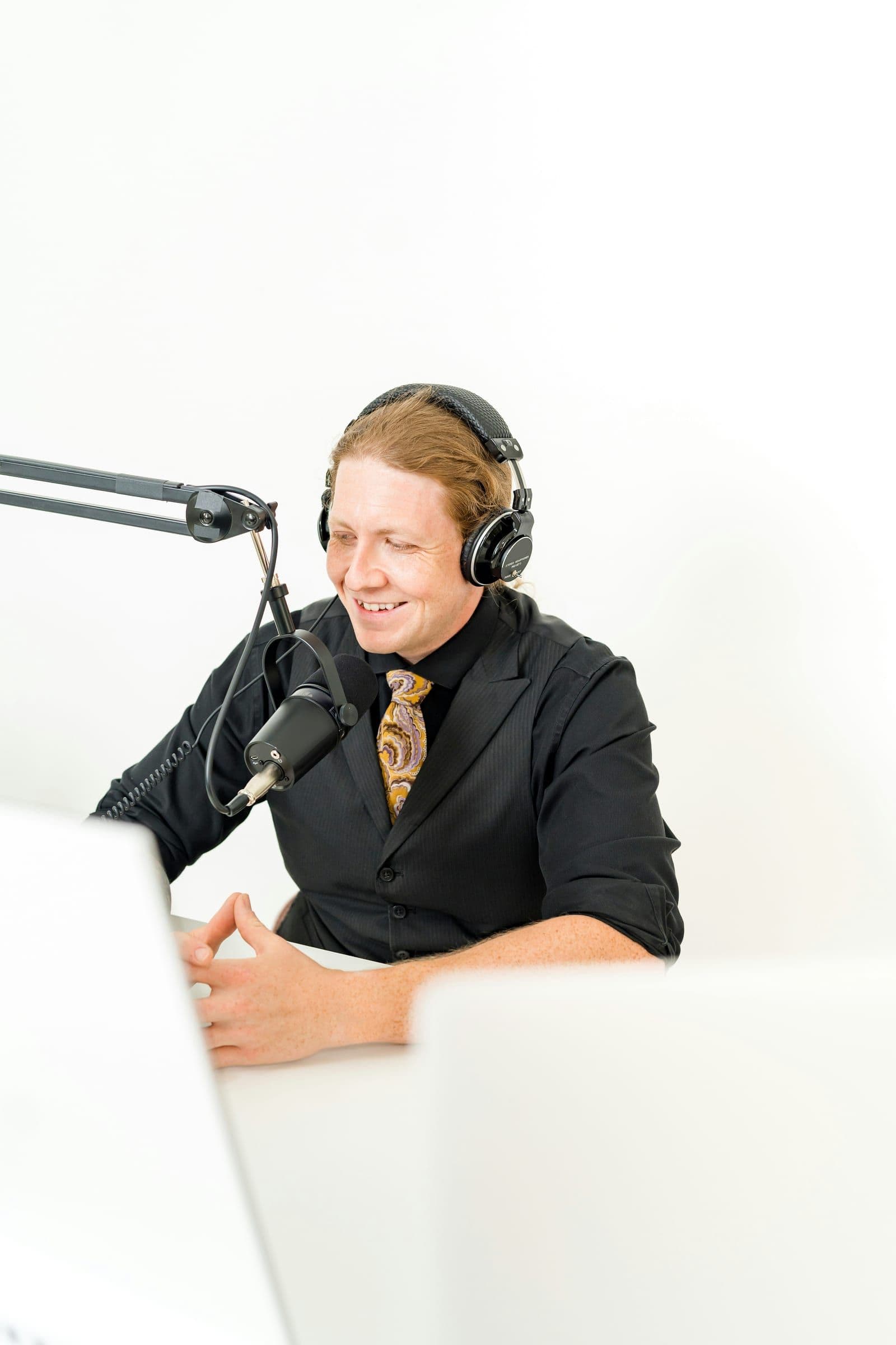 Luisteraar met koptelefoon streamt audio via meerdere apps op een telefoon