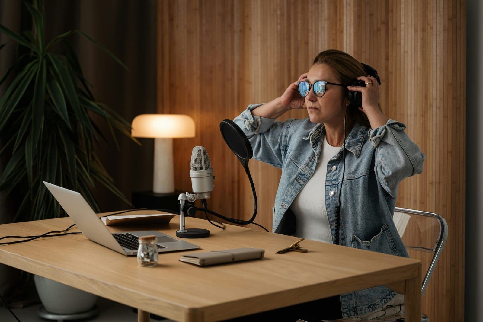 Iemand neemt een radiospot op in een studio met koptelefoon