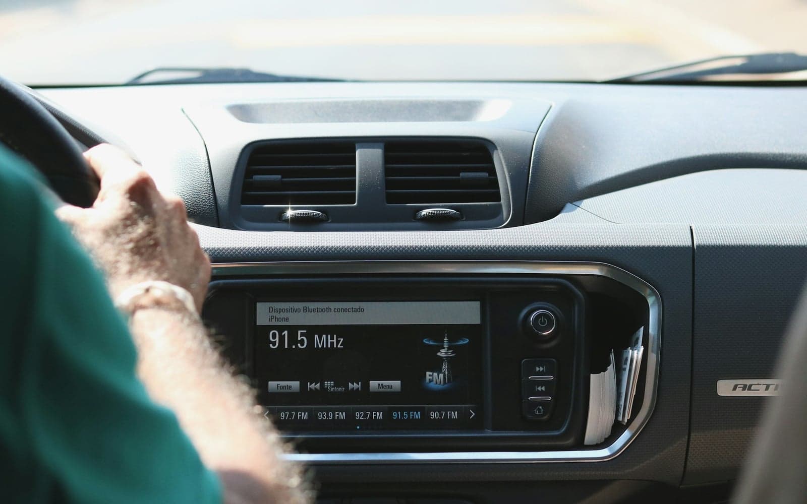 Autoradio op FM tijdens het rijden