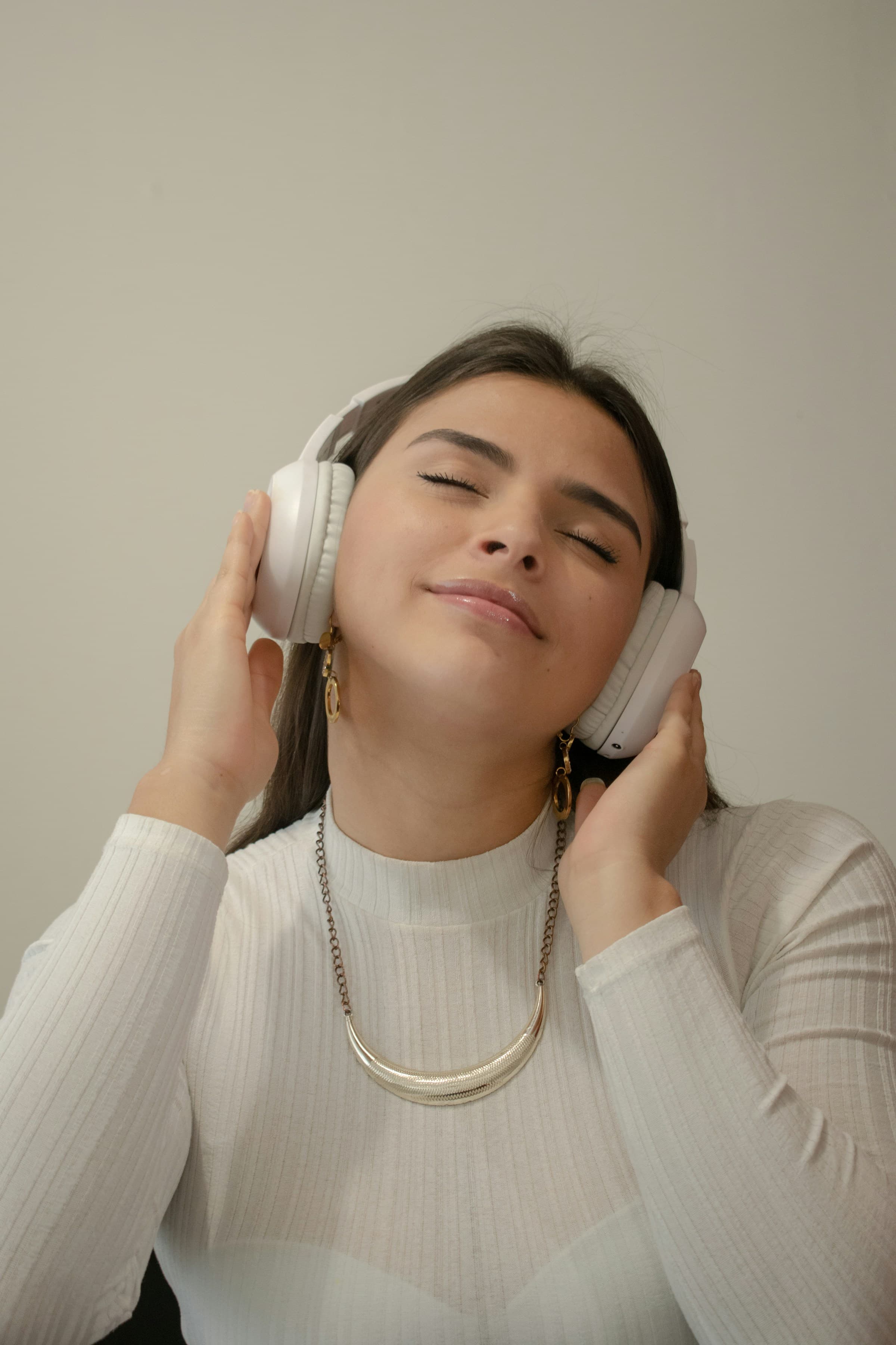 Radio- en streamingaudio: studio-microfoon met koptelefoon