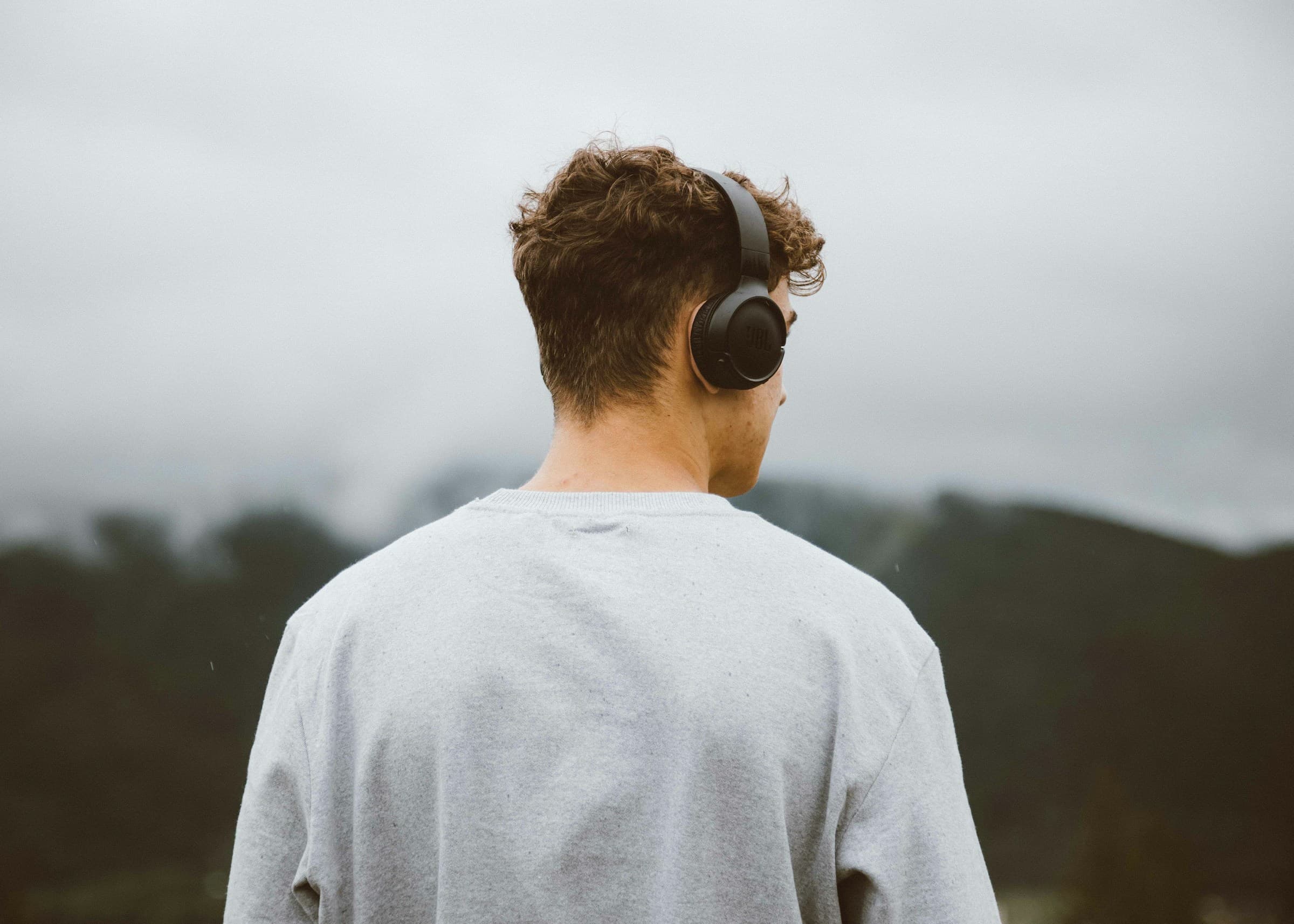 Luisteraar streamt audio en podcasts op een smartphone