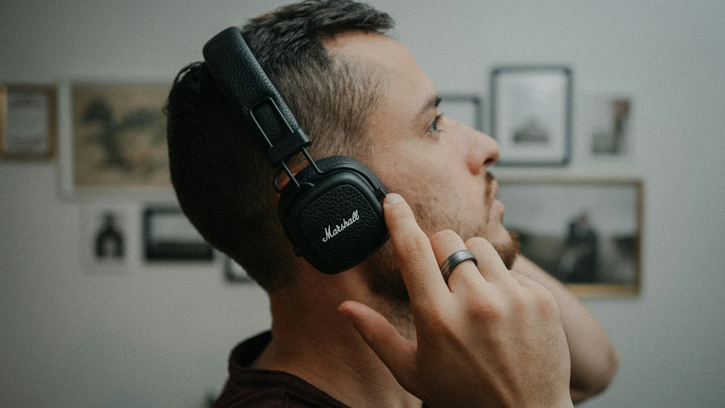 Adverteerder met koptelefoon bekijkt digital audio-advertentiekosten