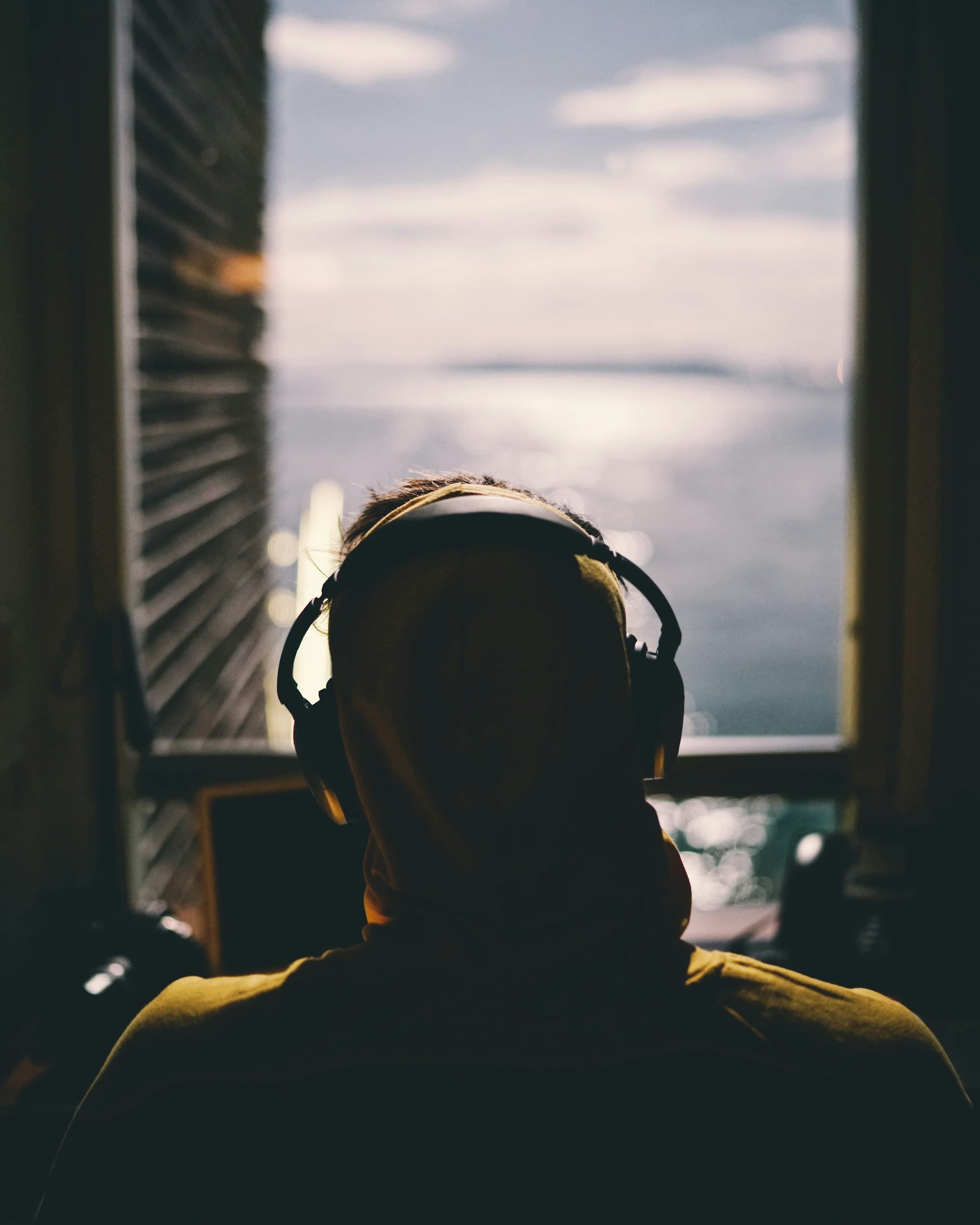 Marketeer met koptelefoon volgt groei van de audioreclamemarkt