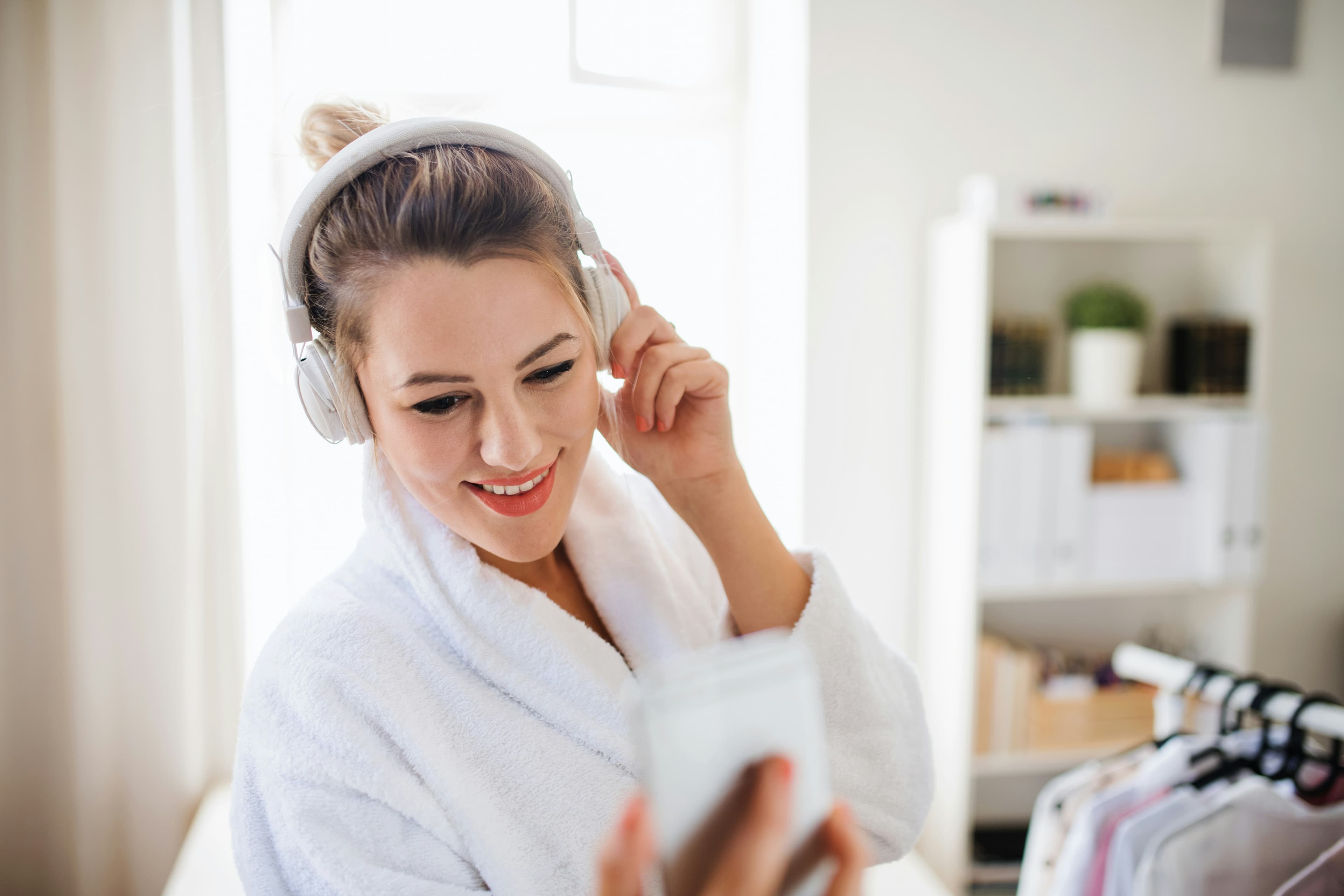 Luisteraar met koptelefoon streamt audio op een smartphone