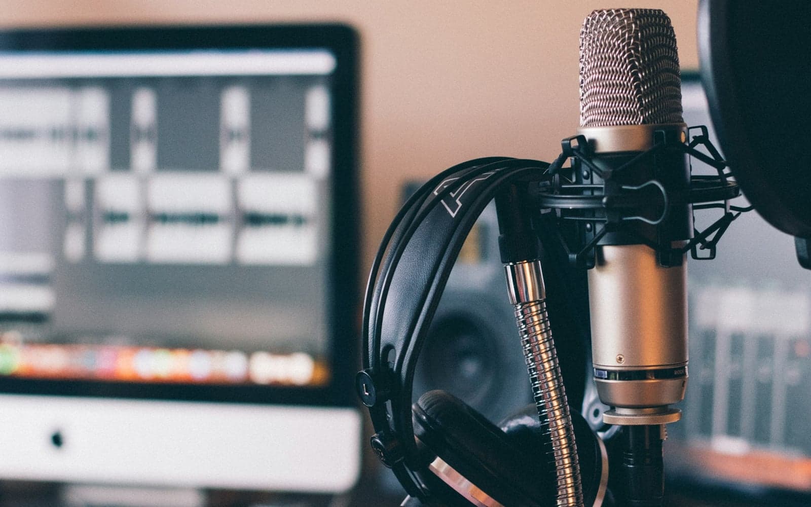 Podcaststudio: microfoon en koptelefoon klaar voor een opname