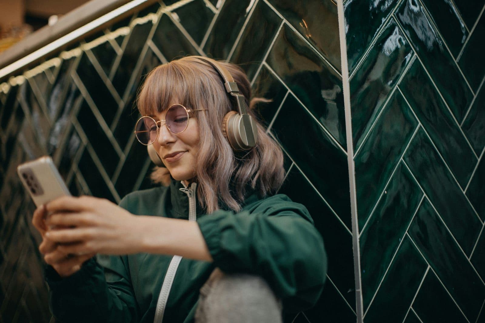 Luisteraar met koptelefoon geniet van audio onderweg