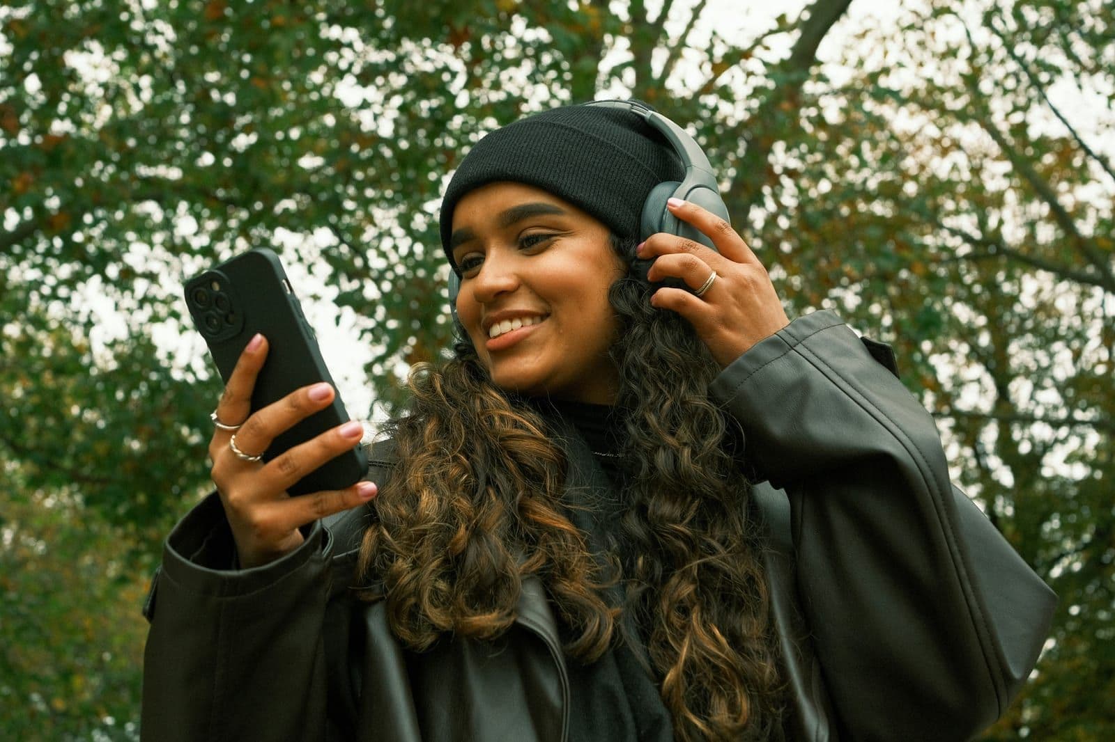 Vrouw met koptelefoon luistert naar audio in de stad
