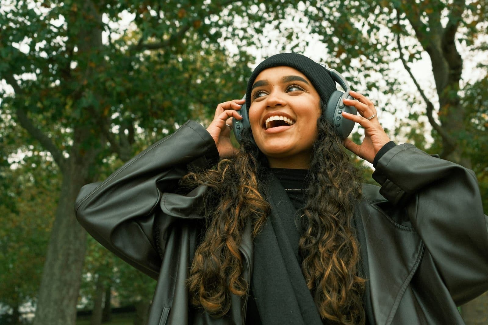 Persoon met koptelefoon luistert naar een audiospot