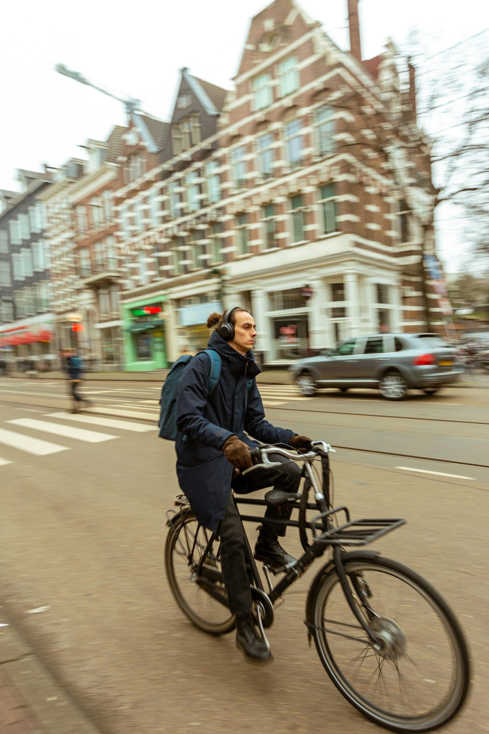 Man met koptelefoon luistert naar streaming audio